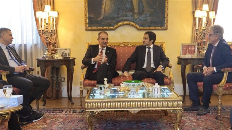 وزير الاتصالات خلال