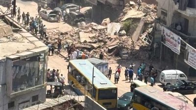 استخراج شخصين من أسفل أنقاض عقار شبرا المنهار 