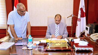 محافظ سوهاج يعتمد قرار منح العلاوة التشجيعية لـ 633 موظفا