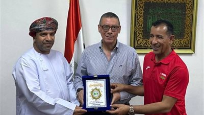 رئيس اتحاد الطائرة يستقبل وفدا عمانيا (صور)