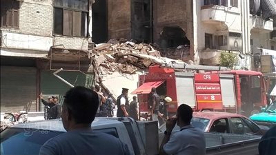 قوات الحماية تواصل رفع أنقاض عقار شبرا المنهار (فيديو وصور)