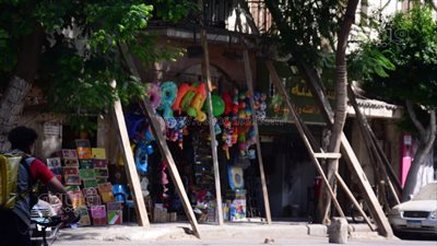 عقار شبرا المنهار ليس الوحيد، شاهد المباني المجاورة تستند على عوارض خشبية (فيديو)