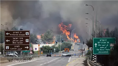 اندلاع حرائق جراء اعتراض صواريخ في تل أبيب