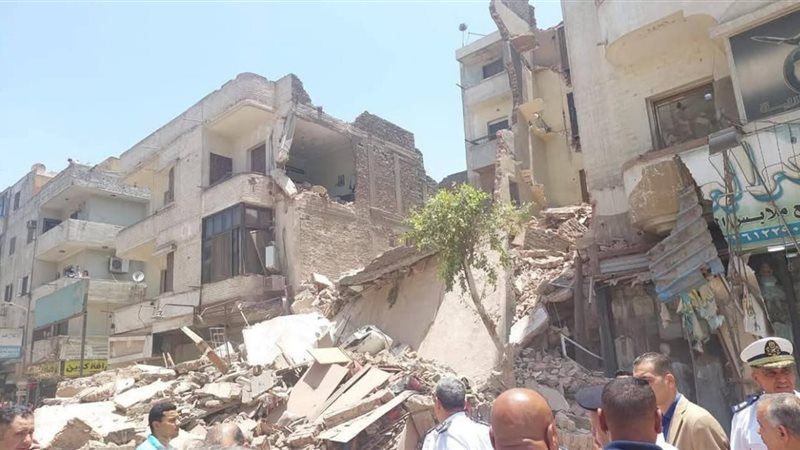 لحظة انهيار عقار