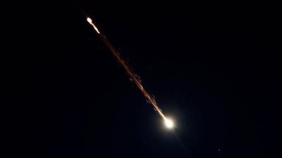  لحظة سقوط صاروخ إيراني في بئر السبع (فيديو)