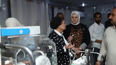 في زيارتها لقنا، نائب وزير الصحة تلتقي بالمرضى وتطلب تطبيق الساعة الذهبية للرضاعة الطبيعية 