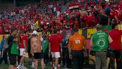 جماهير الأهلي تتحدث مع لاعبي الأهلي لتحفيزهم أمام بورتو (صور)