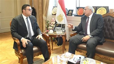 وزير الإسكان ومحافظ الوادي الجديد يبحثان ملفات مشروعات المياه والصرف الصحي