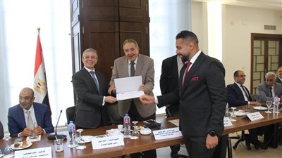 «أموى» و«الوكيل» يكرمان أوائل الدورات المتميزة للتخليص الجمركى