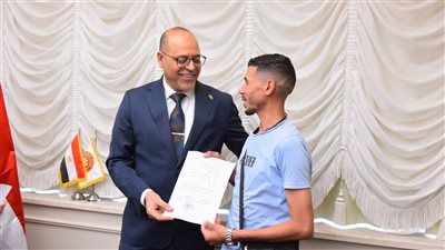 محمد جبران يسلم عقود عمل لمصريين في الأردن 