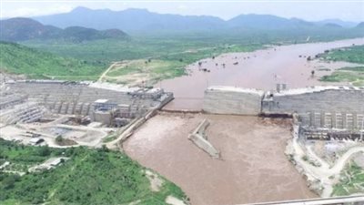 أعمال خرسانية بالسد الإثيوبي تثير القلق.. والخبراء: خطأ تصميم وتصدع كشفته الأقمار الصناعية