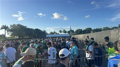 بأعداد كبيرة، جماهير بالميراس تستعد لدخول إستاد هارد رود استعداد لمواجهة إنتر ميامي (فيديو)