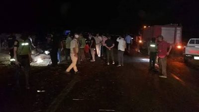 العربية اتعجنت، اللقطات الأولى لحادث انقلاب ميكروباص بالطريق الأوسطي (فيديو)