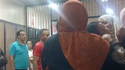انهيار وصراخ يهز الجبل، لحظة وصول والدة الطفلين ضحية والدهما إلى مستشفى بالمنوفية (فيديو)