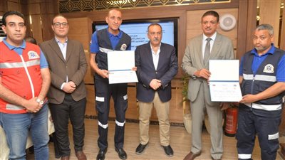 تكريم مسعف وسائق بأسيوط لردهما مبلغا ماليا عثرا عليه أثناء نقل مصاب (فيديو) 