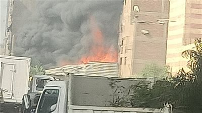 المطافئ تخمد حريق مخزن بويات البراجيل والمحافظ يتفقد عمليات التبريد (فيديو وصور)