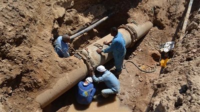 انتشال سيارة ملاكي ابتلعها هبوط أراضي بشكل مفاجئ في التجمع