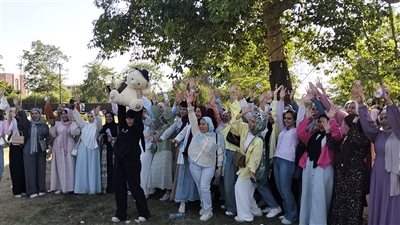 بالطبل والمزمار، طلاب تربية القناة يحتفلون بنهاية الدراسة الجامعية (فيديو وصور) 