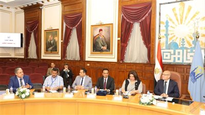 محافظ القاهرة يناقش تعزيز المرونة الاقتصادية باليمن 