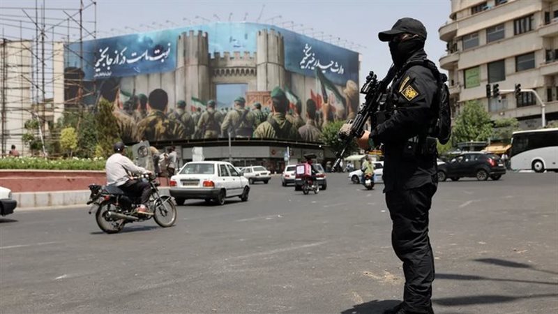 عناصر من الأمن الإيراني،