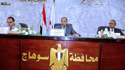 محافظ سوهاج يناقش ملفات تهم المواطنين وتوسع كافة الاستثمارات