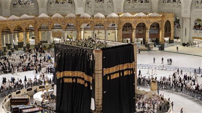 بأيدي 154 صانعا ماهرا، تثبيت كسوة الكعبة الجديدة على الجهات الأربع بمطلع العام الهجري (صور)