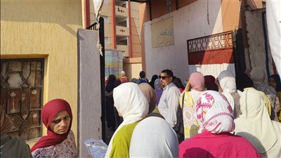 الثانوية العامة 2025، تفتيش الطلاب على أبواب لجان الامتحانات بالدقهلية (صور)
