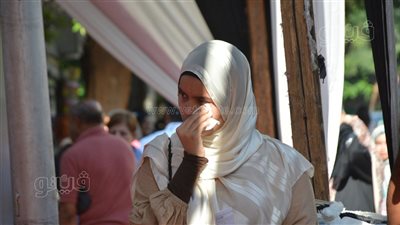 قبل امتحان الفيزياء والتاريخ، انهيار وبكاء طالبة ثانوية عامة قبل دخول اللجنة (صور)