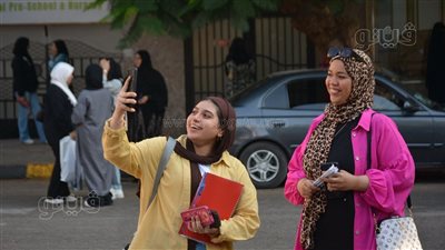 سيلفي وشبشب، أبرز مشاهد طلاب الثانوية العامة 2025 قبل أداء امتحاني الفيزياء والتاريخ (صور)