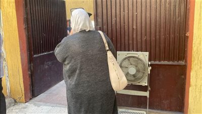 الثانوية العامة 2025، والدة طالبة تدعمها بمروحة في لجنة الامتحان (فيديو وصور)