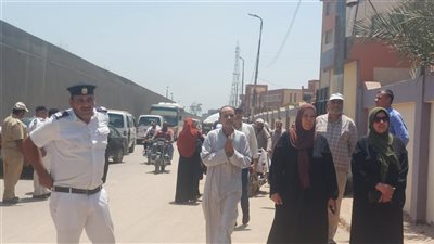 قلق أولياء الأمور أمام لجان الثانوية العامة بالدقهلية تزامنا مع بدء امتحاني الفيزياء والتاريخ (صور)