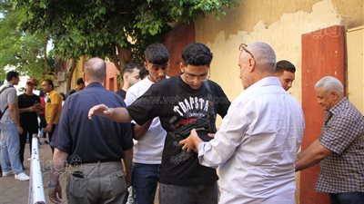 الثانوية العامة 2025، تفتيش الطلاب بالعصا الإلكترونية قبل دخول لجان امتحاني الفيزياء والتاريخ (فيديو وصور)