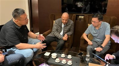 عصمت يبحث إنشاء مصنع لبطاريات تخزين الطاقة والأنظمة الكهربائية في مصر