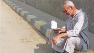 بالقرآن والدعاء، أولياء الأمور طلاب الثانوية العامة ينتظرون أمام اللجان بالدقهلية (صور) 