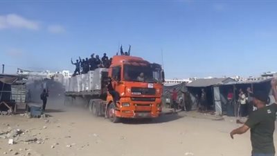 رغم أنف الاحتلال، لحظة وصول شاحنات المساعدات إلى غزة وفرحة أهل القطاع (فيديو) 