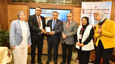 محافظ أسيوط يكرم قيادات المديرية المالية ومنظمي الدورات التدريبية (صور)