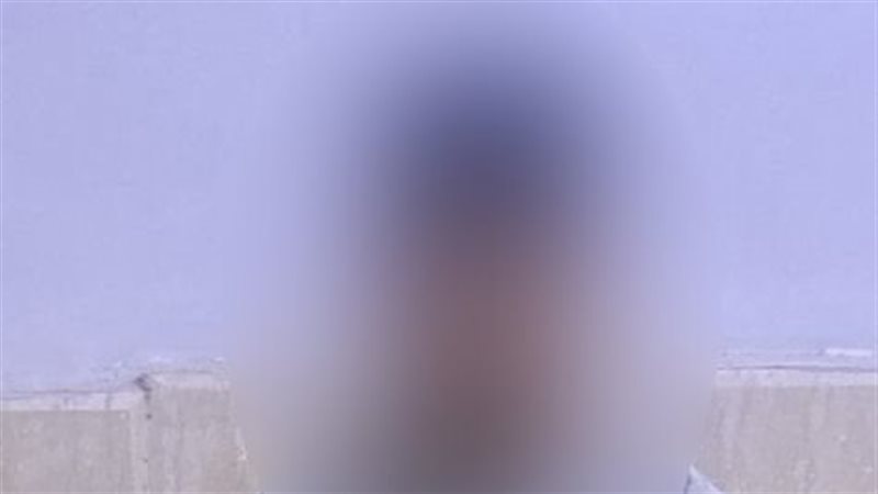 طالب يطعن زميله،