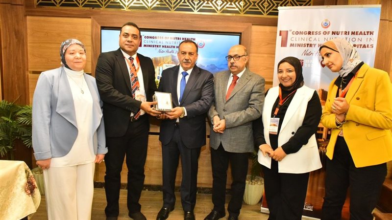 محافظ أسيوط يكرم