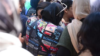 19 صورة ترصد مواساة الأمهات لطالبات الثانوية بعد امتحان الفيزياء