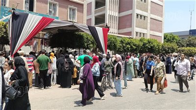 طلاب الثانوية العامة يؤدون اليوم امتحان مواد علم النفس والجيولوجيا والجبر والهندسة الفراغية 