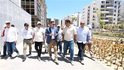 وزير الإسكان يتفقد كومباوند مزارين والحي اللاتيني بالعلمين الجديدة والطريق الساحلي الدولي