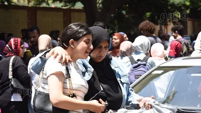 بكاء وانهيار طالبات بالثانوية العامة بعد امتحاني الفيزياء والتاريخ (صور) 