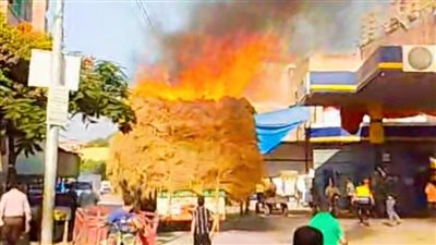 بطل جديد، اشتعال سيارة محملة بالكتان والسائق ينقذ الغربية من كارثة (فيديو)