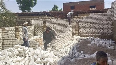 إزالة 23 حالة تعد بالبناء المخالف في دشنا بقنا