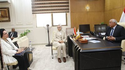 محافظ الوادي الجديد يبحث تنفيذ مبادرة 