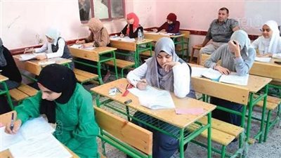 طلاب الثانوية العامة يؤدون غدا امتحاني الكيمياء والجغرافيا
