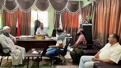 رئيس سمسطا ببني سويف يبحث مطالب الأهالي بشأن خدمات الصرف الصحي ورصف الطرق