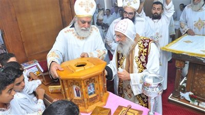 الأنبا مكسيموس يدشن كنيسة رئيس الملائكة سوريال والقديسة أناسيمون 