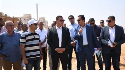وزير الإسكان يتفقد الطرق والمحاور ومشروع ديارنا السكني بالعاشر
