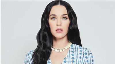 كاتي بيري تنهار في البكاء أثناء حفلها الغنائي بعد انفصالها عن أورلاندو بلوم (فيديو)